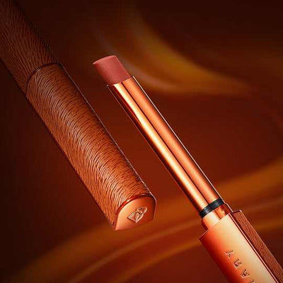 How can you match eyeshadow or lipstick with gold eyeliner?